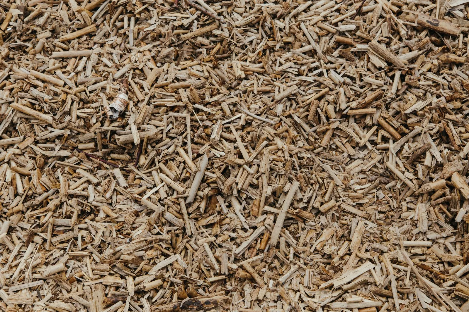 Texture of freshly chipped wood mulch